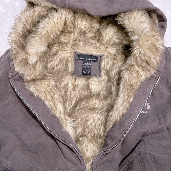 Urban Behaviour- L - brownish Tan - faux fur- warm - Picture 3 of 4